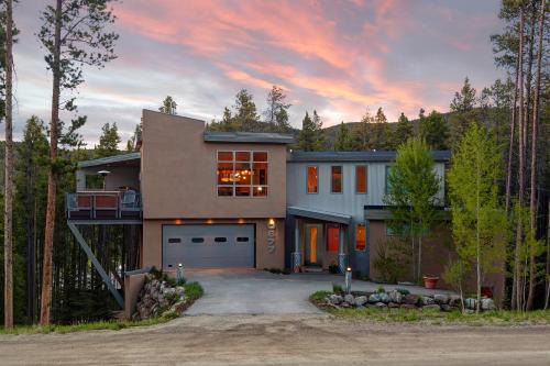 Moonstone Modern by Great Western Lodging