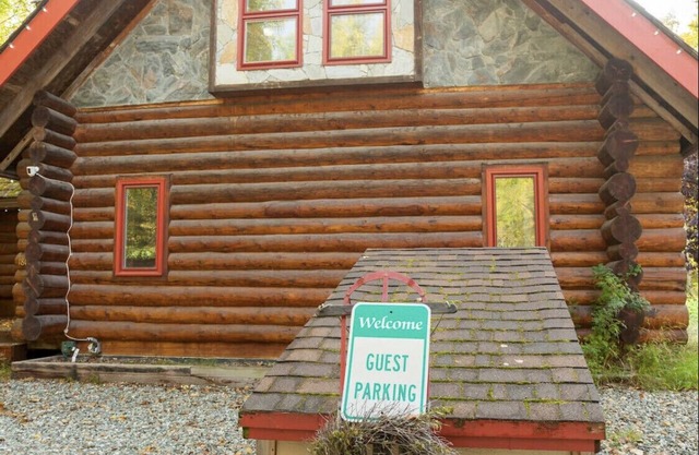Moose Lodge Log Cabin and Chalet w/Hot Tub sleeps 16