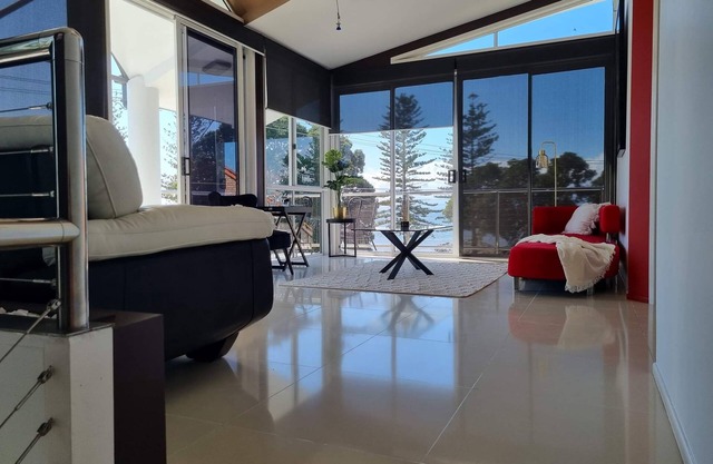 Moreton Bayside- large home on Scarborough Beach