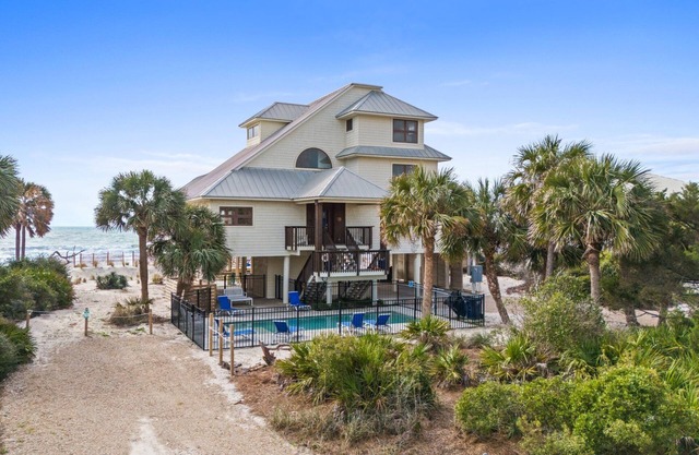 Morning Glory: Beachfront, Private Pool, Hot Tub, In the Plantation