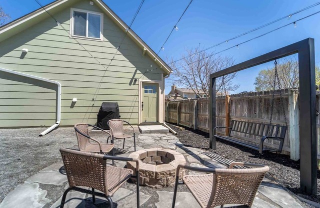 ‼️Morrison Getaway‼️ - 2BR House, BBQ , Free Parking