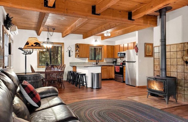 Mossy Pines Cabin .