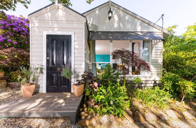 Mount Macedon charming country cottage