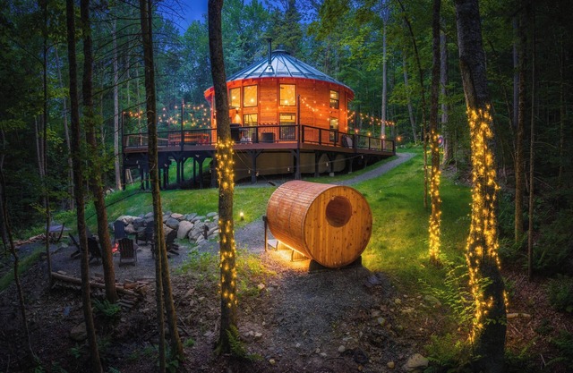 Mount Snow Yurt: Hot Tub~Wood Stove~WiFi~EVcharger