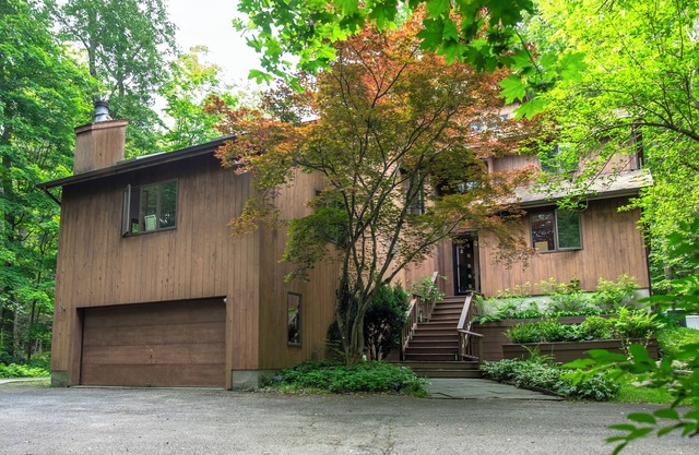 Mountain Brook Cabin w/4-bedroom in lovely Cornwall with Jacuzzi Tub and Sauna