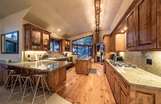 Mountain Escape | Decks-EV Charger-Spa | Sleeps 10