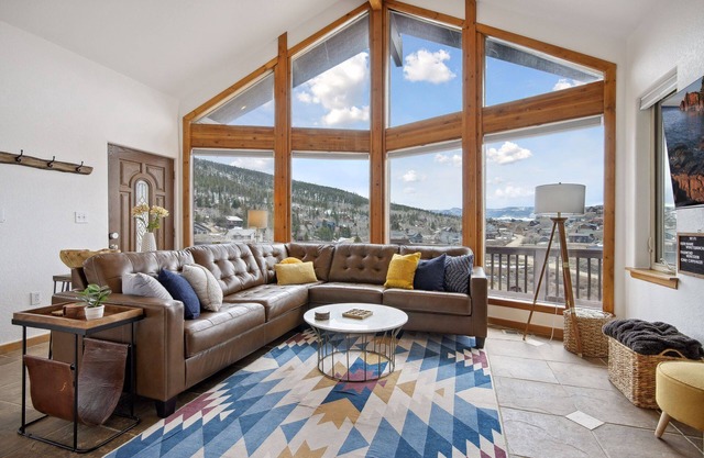 Mountain Home: Hot Tub, Views, Chef's Kitchen, Pet-Friendly. Unforgettable Stay!