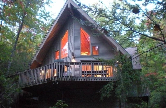 MOUNTAIN LAUREL CHALET: Private 10 Acre Retreat in Helen - GEORGIA WINE COUNTRY!