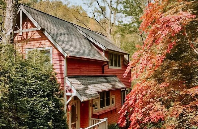 Mountain retreat by Lake Glenville: creekside, secluded, Cashiers - Glenville