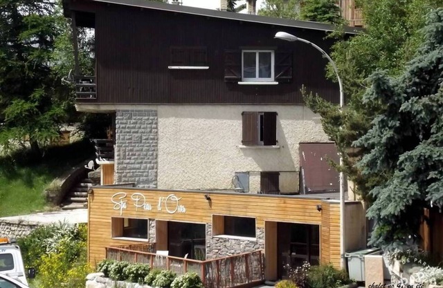 Mountain-side apartment with mountain views, private terrace and Wi-Fi