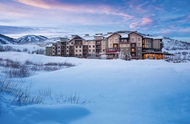Mountain Side Resort with direct Ski in/out capabilities w/Indoor pools and 2 open air hot tubs