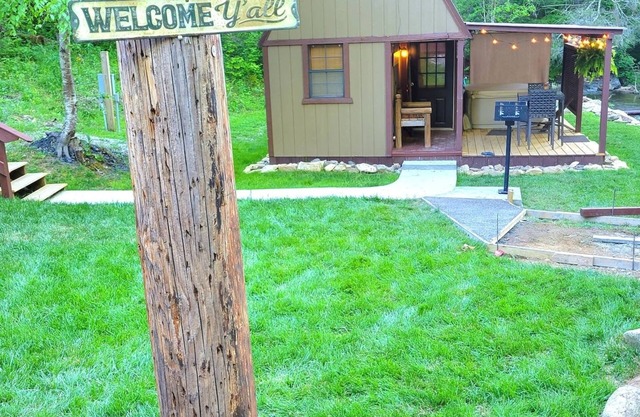 Mountain Tiny Home on Bold Stream w Hot Tub!