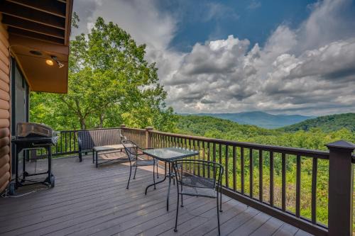Mountain View Cabin In Saluda With Full Kitchen