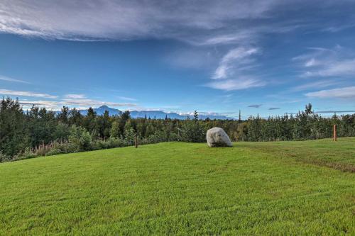 Mountain-View Deck Secluded Cottage in Palmer