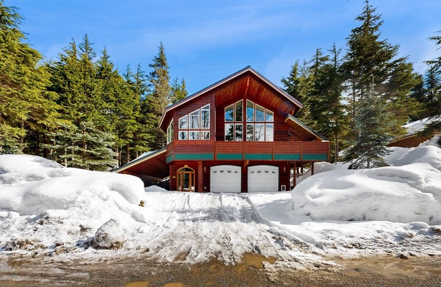 Mountain-view house with hot tub, fireplace, balcony, deck, foosball table & W/D
