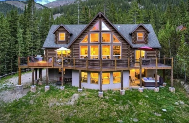 Mountain View Lodge: Incredible Long Stay Log Home