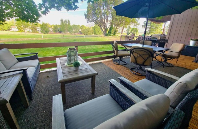 Mountain View Retreat ~Deck w/BBQ ~Amenities ~Golf