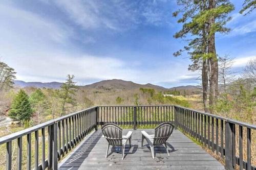 Mountain Views Covered Deck w Hot TubSleeps 11