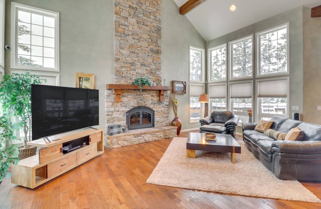 Mountain Views & Deck: Spacious Eureka Getaway!