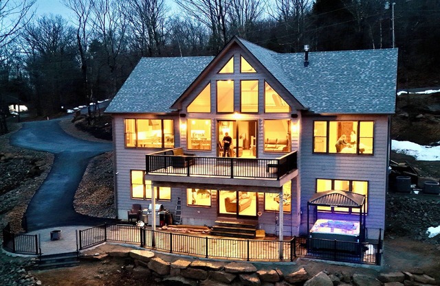 Mountain Views, Hot Tub, Brand new, fitness room, Chef Kitchen, Soaking tub WiFi