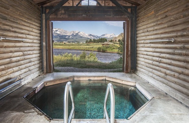 Mountain Village Lodge