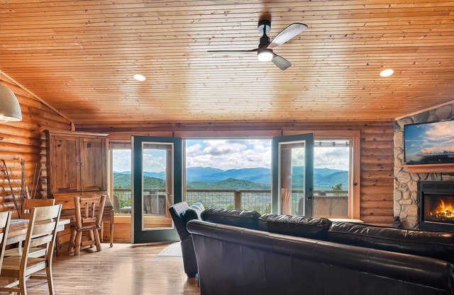 Mountaintop Log Cabin-Extraordinary Views! Hot Tub-20 Minutes To Downtown AVL