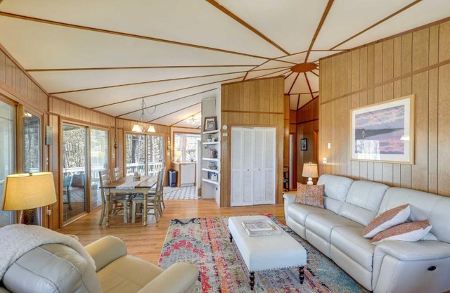 Mountaintop Mars Hill Cabin with Wraparound Deck!