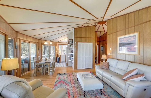 Mountaintop Mars Hill Cabin w/Wraparound Deck!