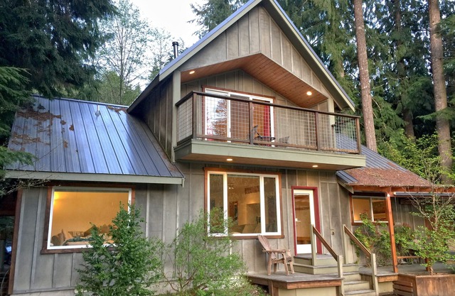 Mt Baker Rim Cabin 70 A pet friendly vacation home with a hot tub and wifi