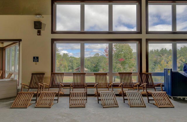 Mtn-view condo with fireplace, pools, gym, fishing pond, tennis, pickleball, BBQ