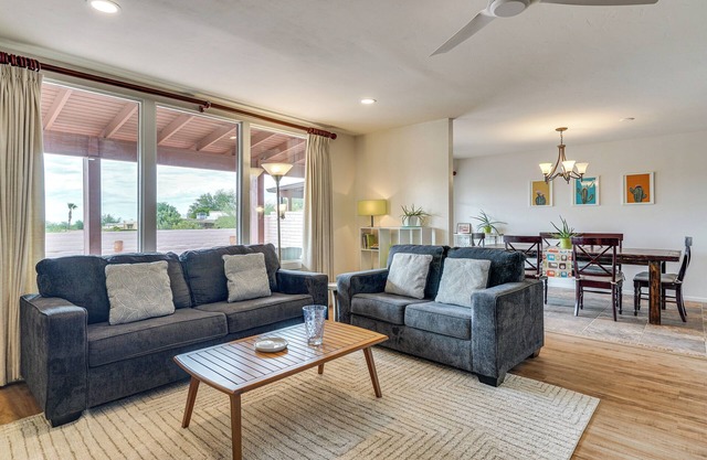 Mtn-View Townhome w/Pools: 5 Mi to Sabino Canyon!