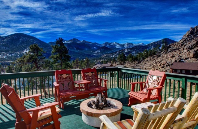 Mtn Views of Longs and RMNP Peaks, Gas FirePit, HTub, Billiards, Indoor BBCourt