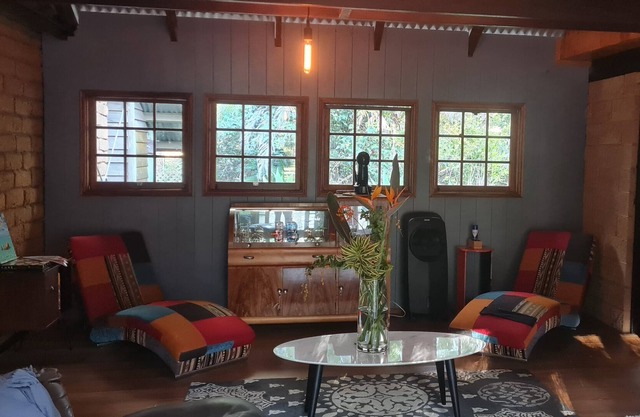 Mudhouse Manor - The Loft. Rustic charm & natural ambience. Pet friendly.