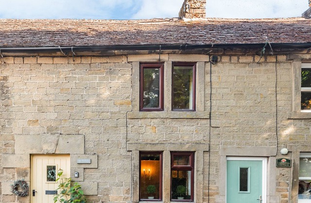 MULBERRY COTTAGE, family friendly, with open fire in Youlgreave