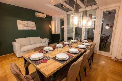 Munich Large Apartment 155 qm and 5 Bedrooms with Roof Terrace in centrally located 1 to 14 Guests