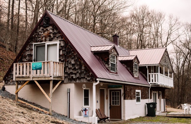 Muskie-Lounge River Retreat! Secluded getaway.