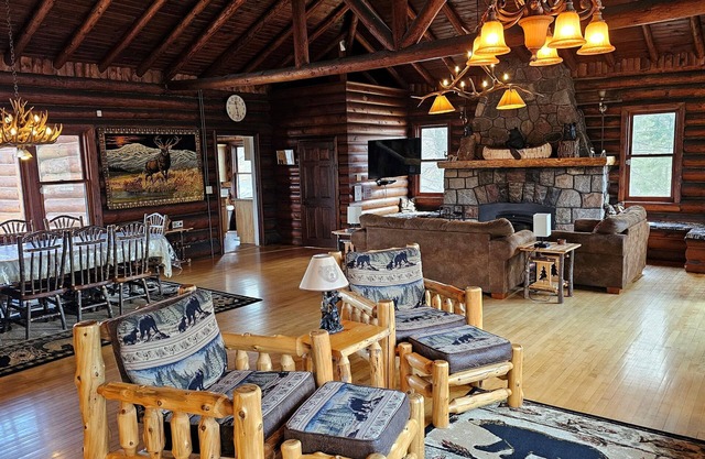 Must See- Beautiful Lakefront Log Cabin on a Private Peninsula - Stunning Views!