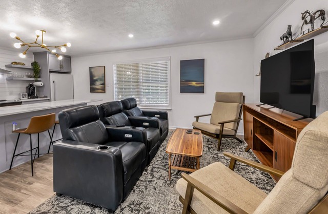 Mustang: Theater Chairs/Walk to A&M/Comfy King Bed
