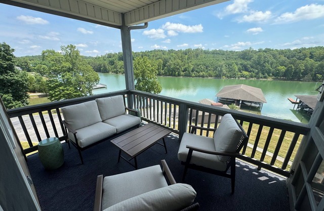 MV37 Corner Waterfront Mariners: 2 Bedroom