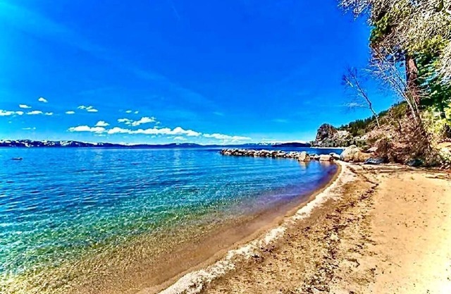 Mv49 Lake Tahoe a Block From the Caverock Beach