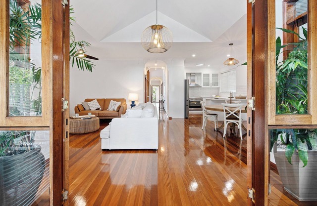Myriams Cottage Pool house in Bardon executive private gorgeous bathroom