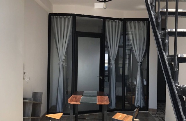 Nắng Homestay là nhà riêng, nằm trong hẻm cách đường lớn khoảng 300 mét.