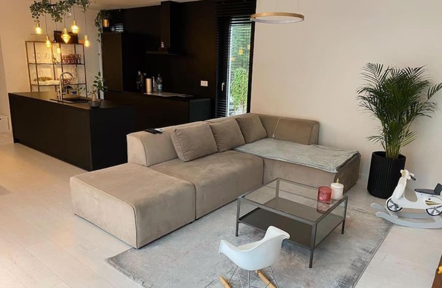 Nadštandartný dom LAhaus v strede lesa blízko mesta