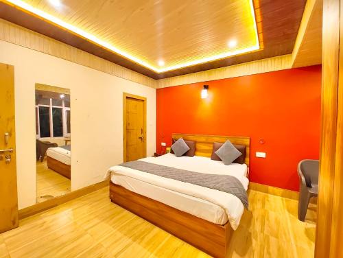 NAINI LAKE FRONT VIEW HOTEL G & P ! Nainital Near Naina Devi Temple - Luxury & Spacious Room - Free WiFi - Best Hotel in Heart of Nainital
