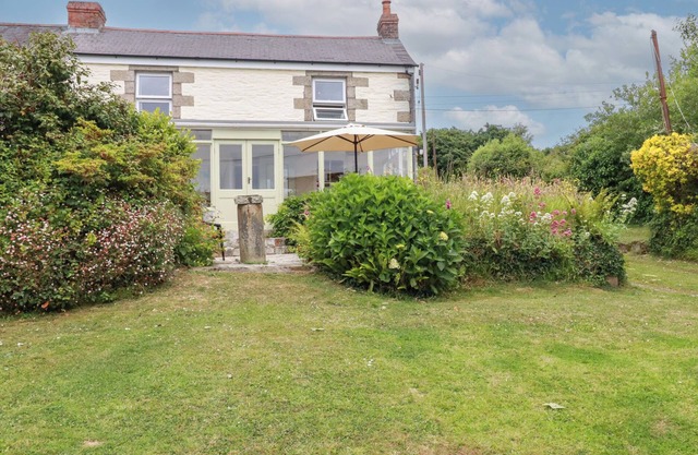 NANVIVIAN, pet friendly, character holiday cottage in Truro