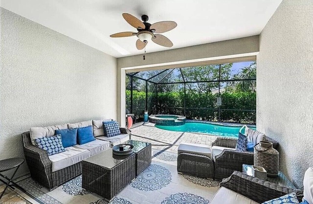 Naples Elegance with private hot tub and Pool in amenity rich Winding Cypress