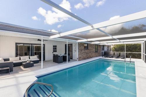 Naples Gem Near Beach Heated Pool & BBQ