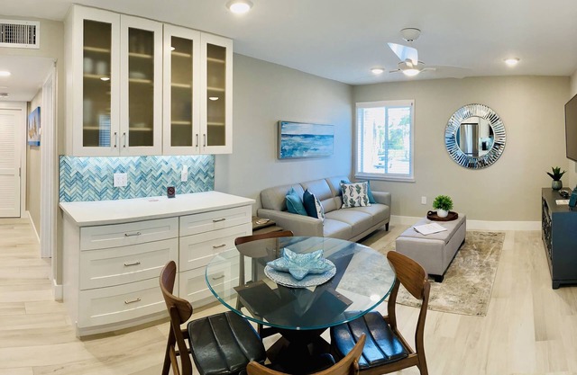 Naples ~ Perfect Location On 5th Avenue ~ 1.5 Block From Beach, Dining, Shopping