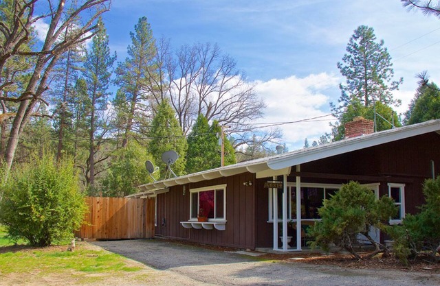 Natures River walk, 9 Miles To Yosemite, 3 to Bass Lake,Riverfront 2200 sq. ft.