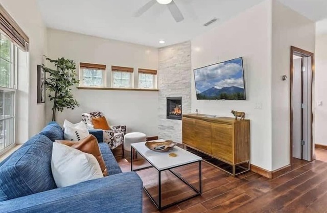 NAU/DT | Elevated 2 bdrm | Sleeps 6 | Dog Friendly